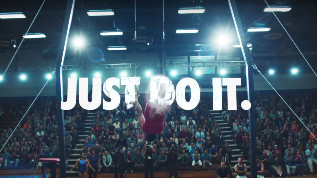 A Nike comunica uma personalidade de marca associada à determinação e superação de desafios. Seu famoso slogan "Just Do It" reflete essa atitude ousada e motivacional.