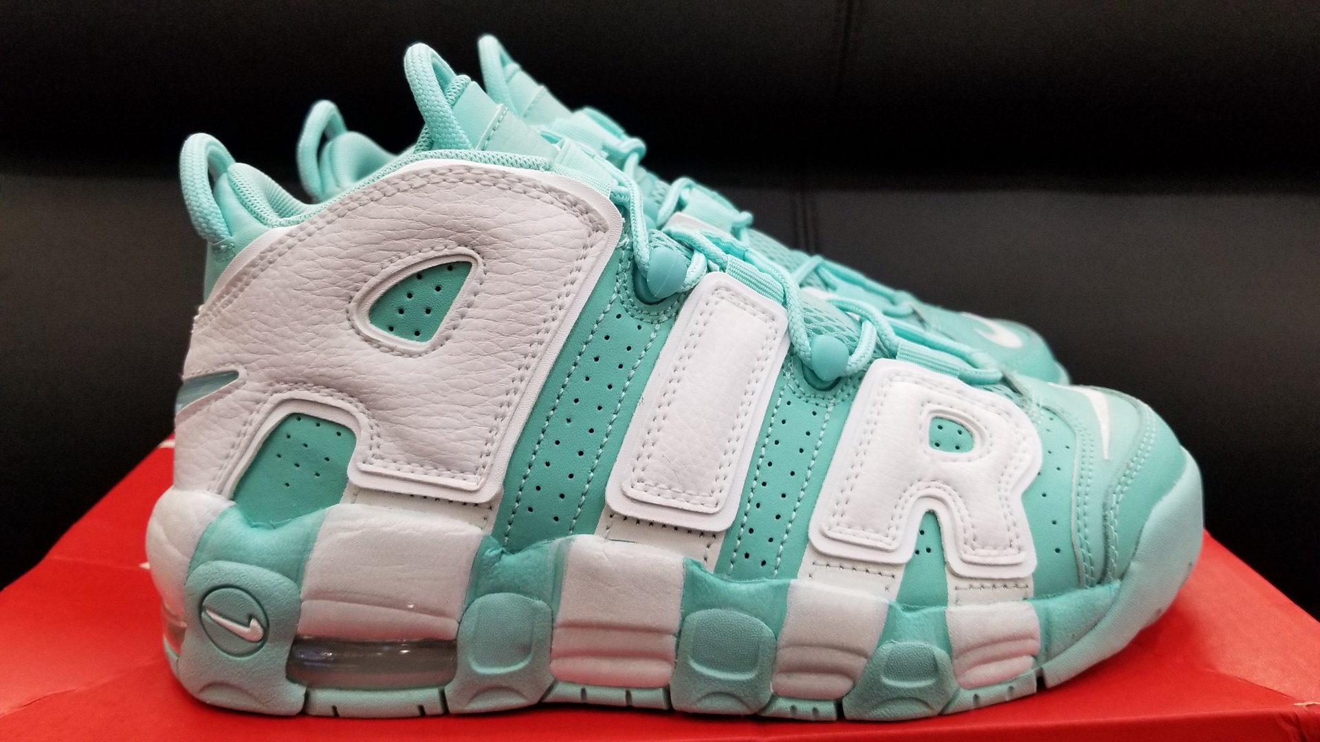 nike-air-more-uptempo-gs-island-green-01
